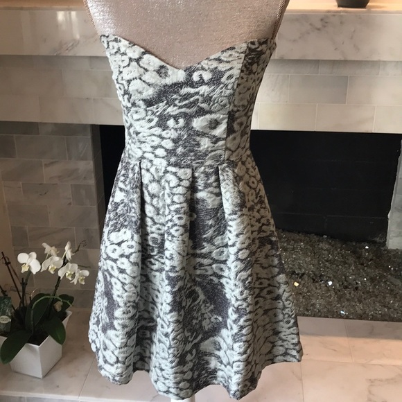 Mink Pink Jacquard Gray Leopard Strapless Mini Dress M - Picture 3 of 9